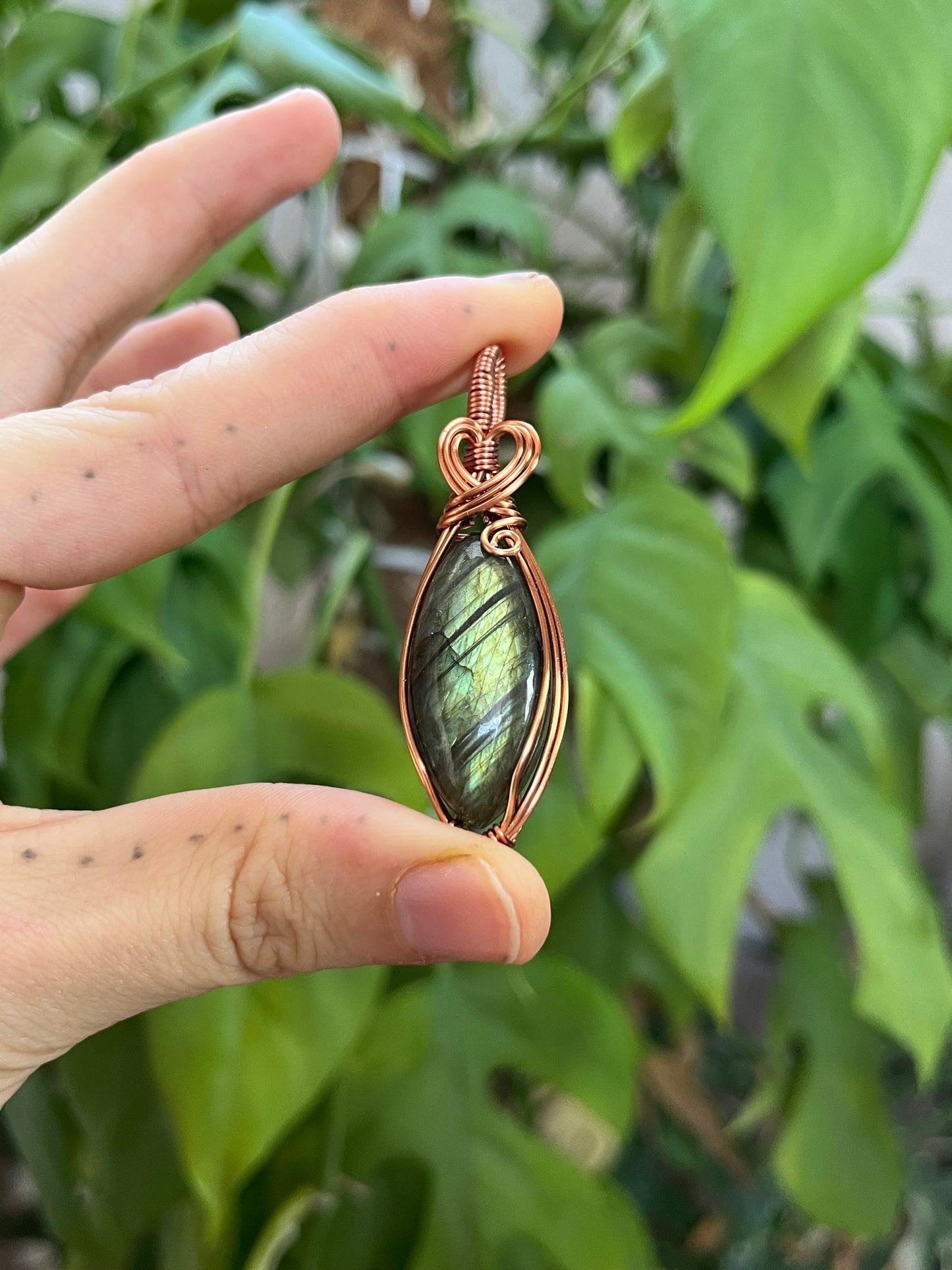 Labradorit Anhänger mit grünem Flash – handgemachtes Unikat in Kupferdraht