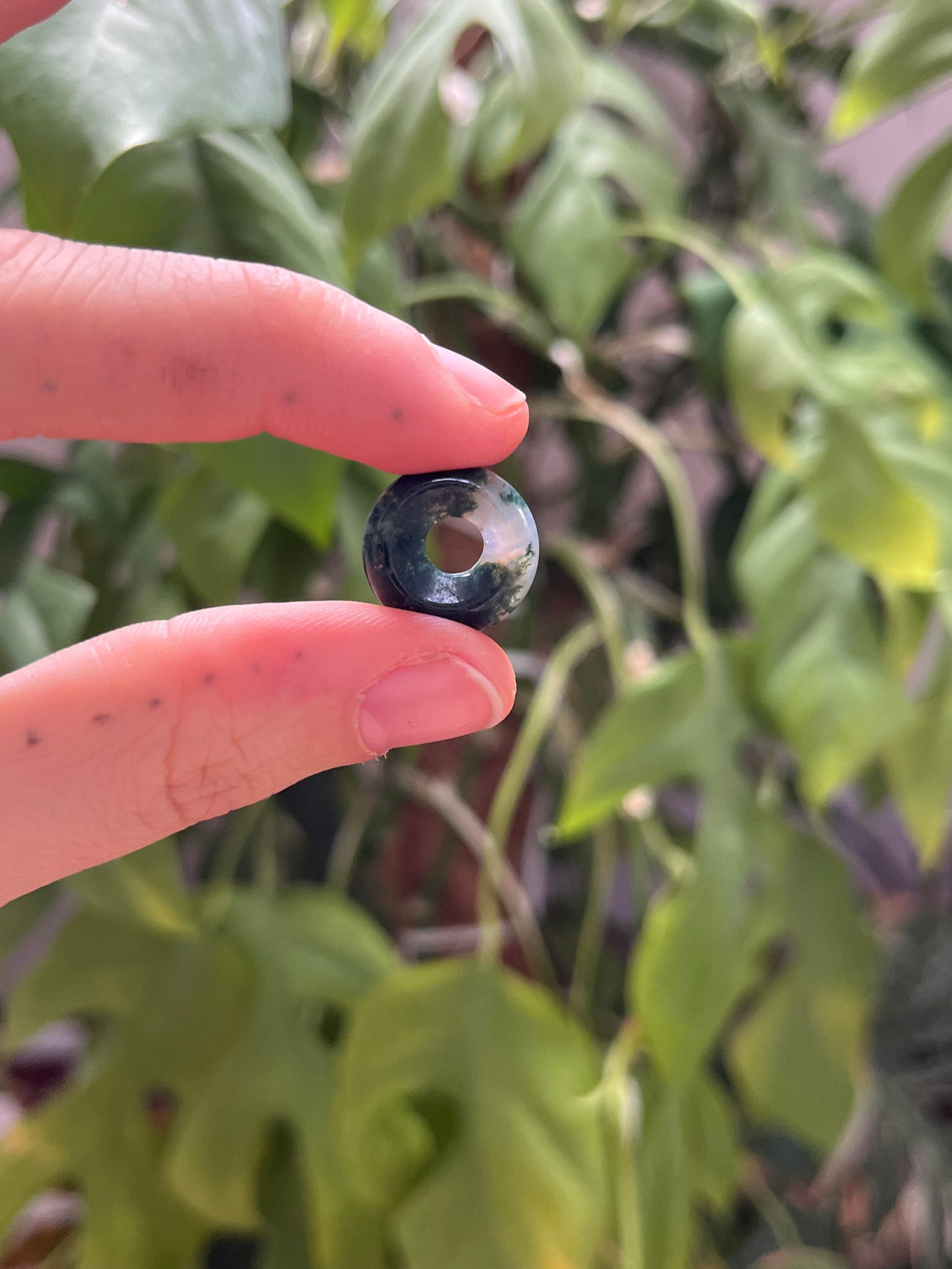 Moosachat Donut 1,5 cm – Mini Naturstein Anhänger in Grün