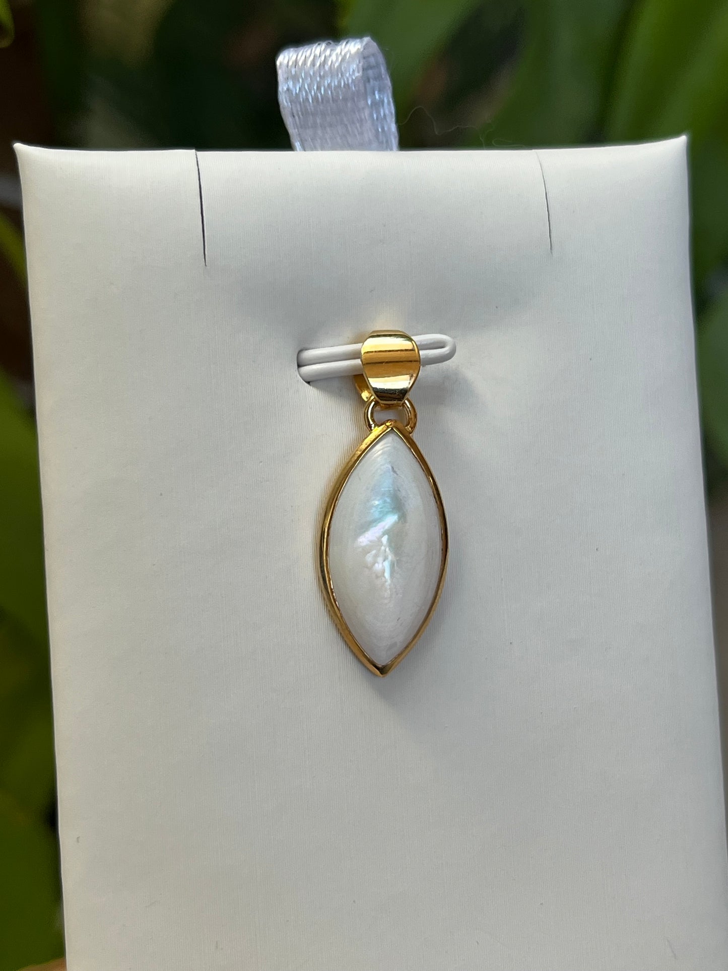 Perlmutt Anhänger Navette – Eleganz & Sanftheit | 925 Silber vergoldet