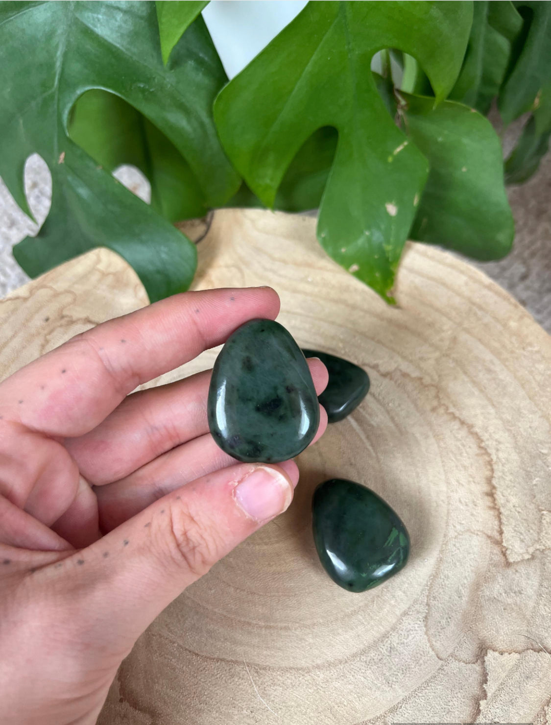 Nephrit Jade Trommlestein gebohrt