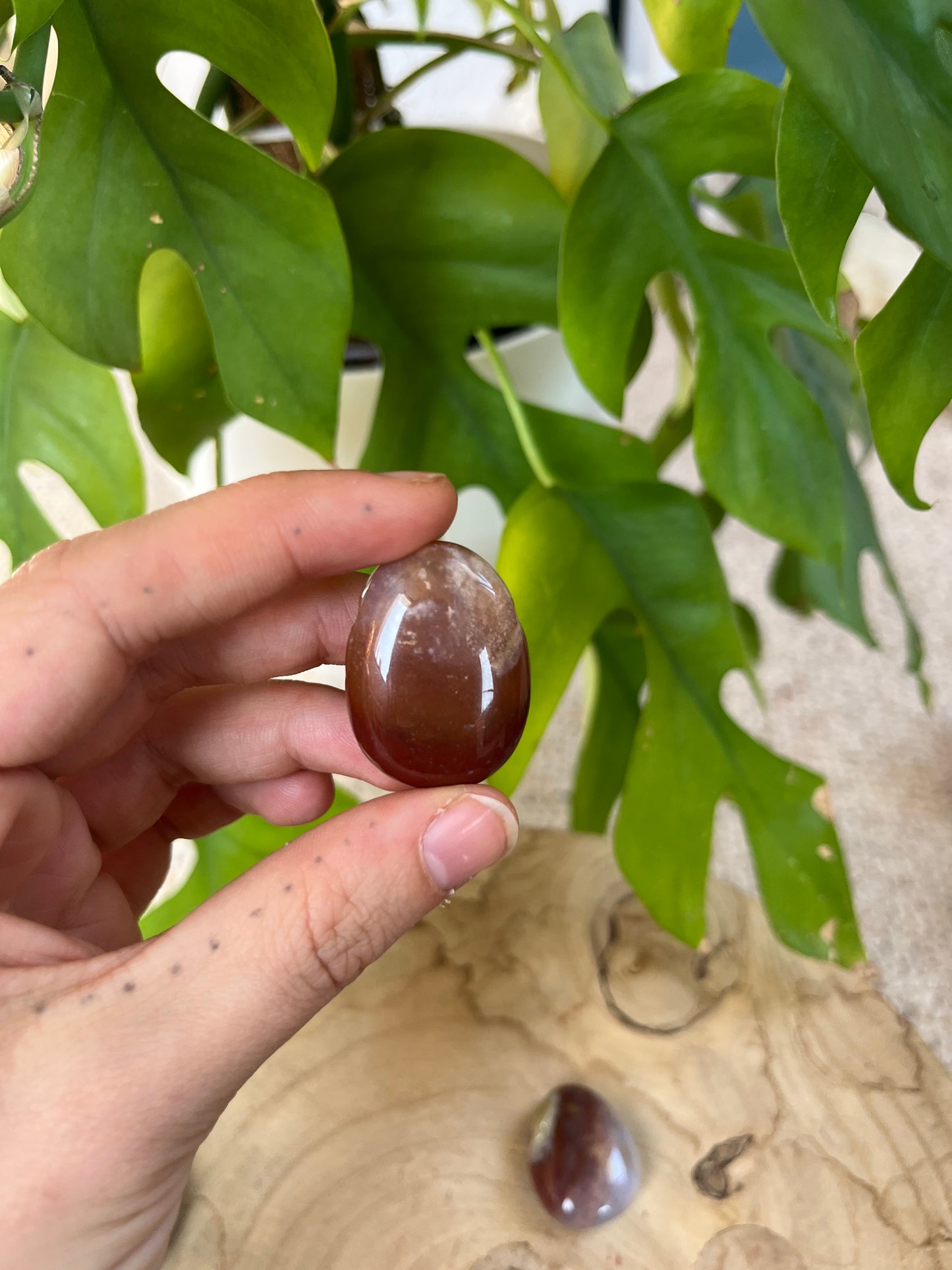 Sardonyx Trommelstein gebohrt