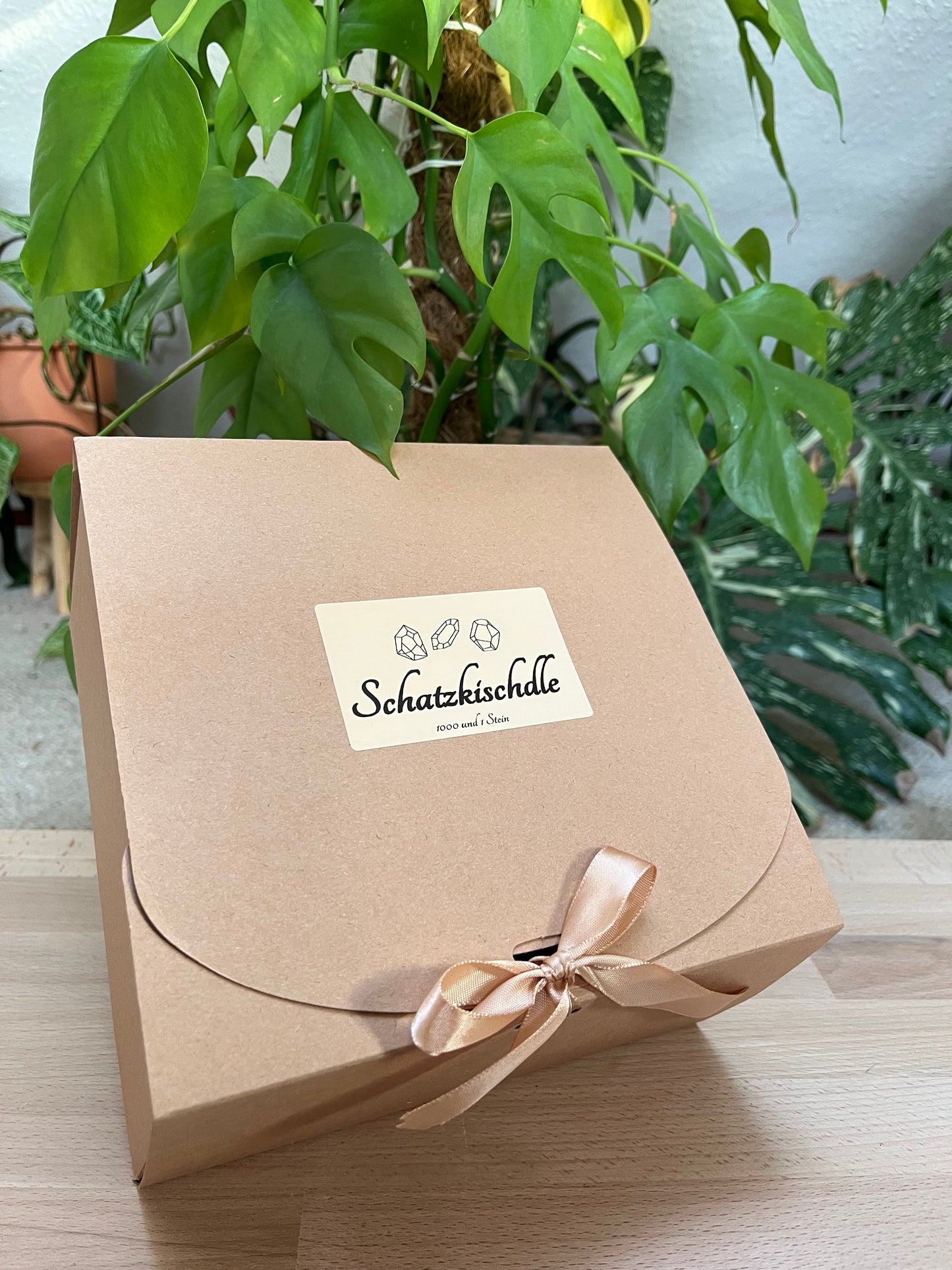 Schatzkischdle – Exklusive Edelstein Monatsbox | Limitierte Überraschungsbox mit Sammelkarten