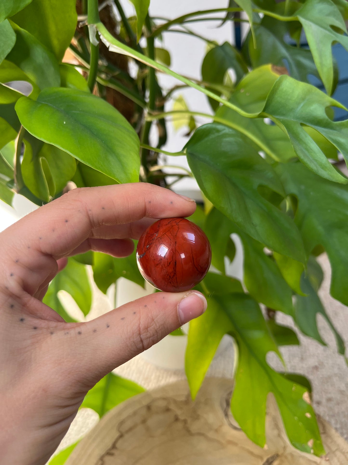 Roter Jaspis - kleine Edelsteinkugel