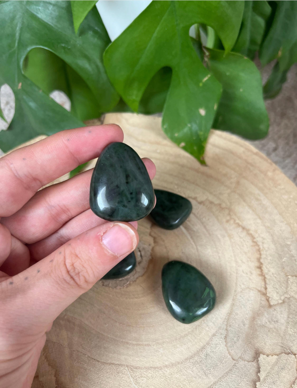 Nephrit Jade Trommlestein gebohrt