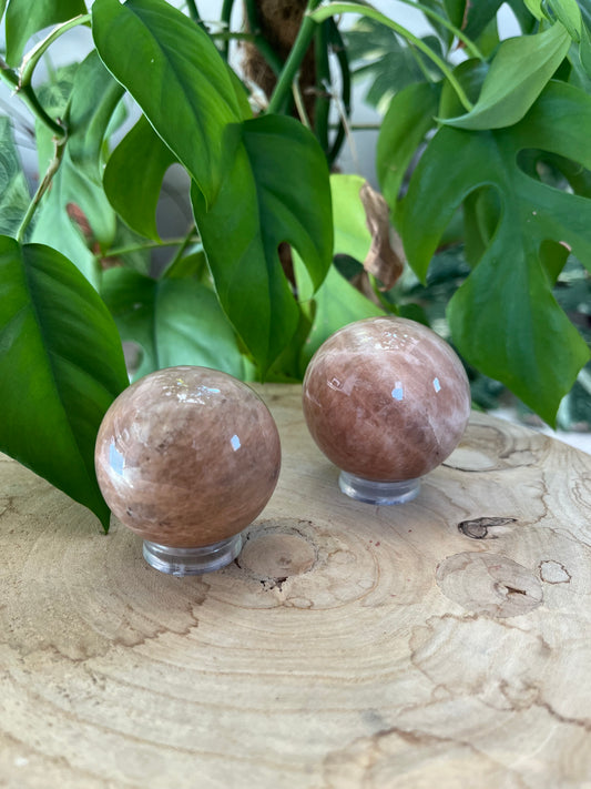 Pfirsich Mondstein Kugel 4,5 cm & 4,8 cm – Edelstein für Intuition & innere Balance