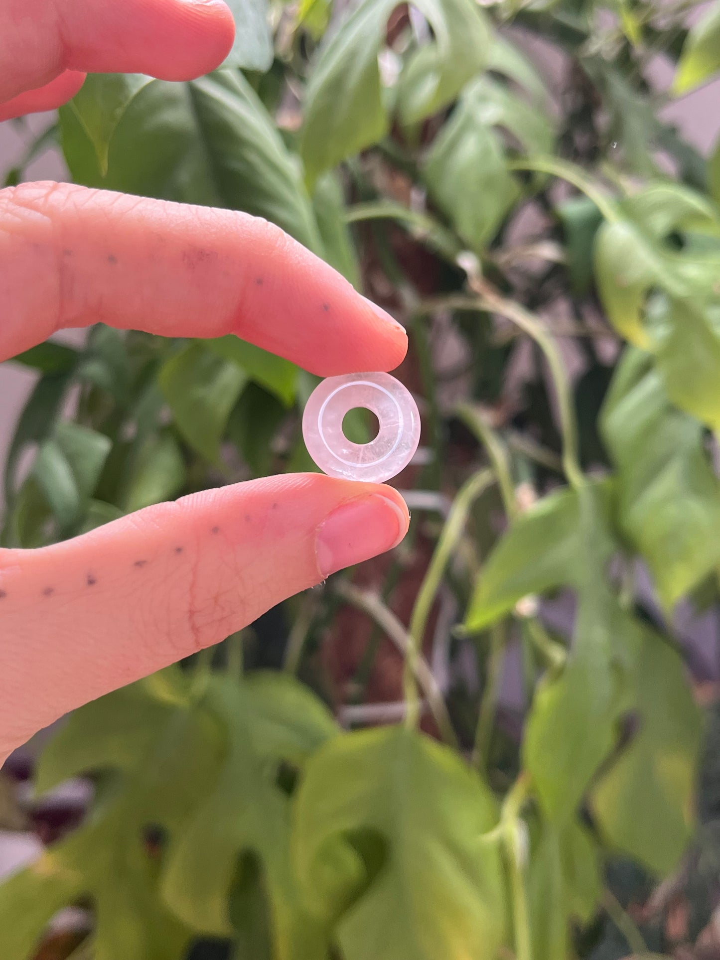 Rosenquarz Donut 1,5 cm – Zarter Mini Naturstein Anhänger