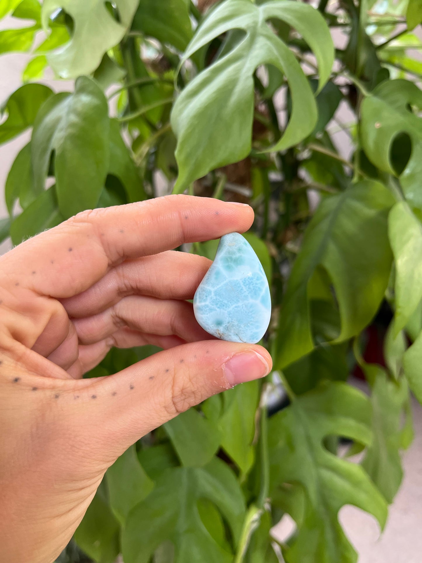 Larimar Trommelstein gebohrt mit Baumwollband – Edelsteinanhänger für Harmonie & Gelassenheit