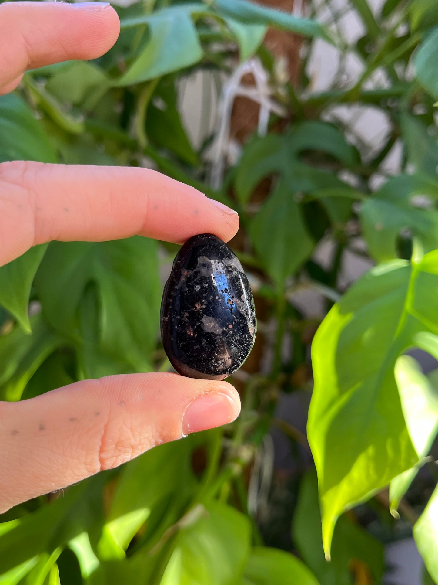 Schwarzer Turmalin Trommelstein gebohrt – Schutz & Erdung