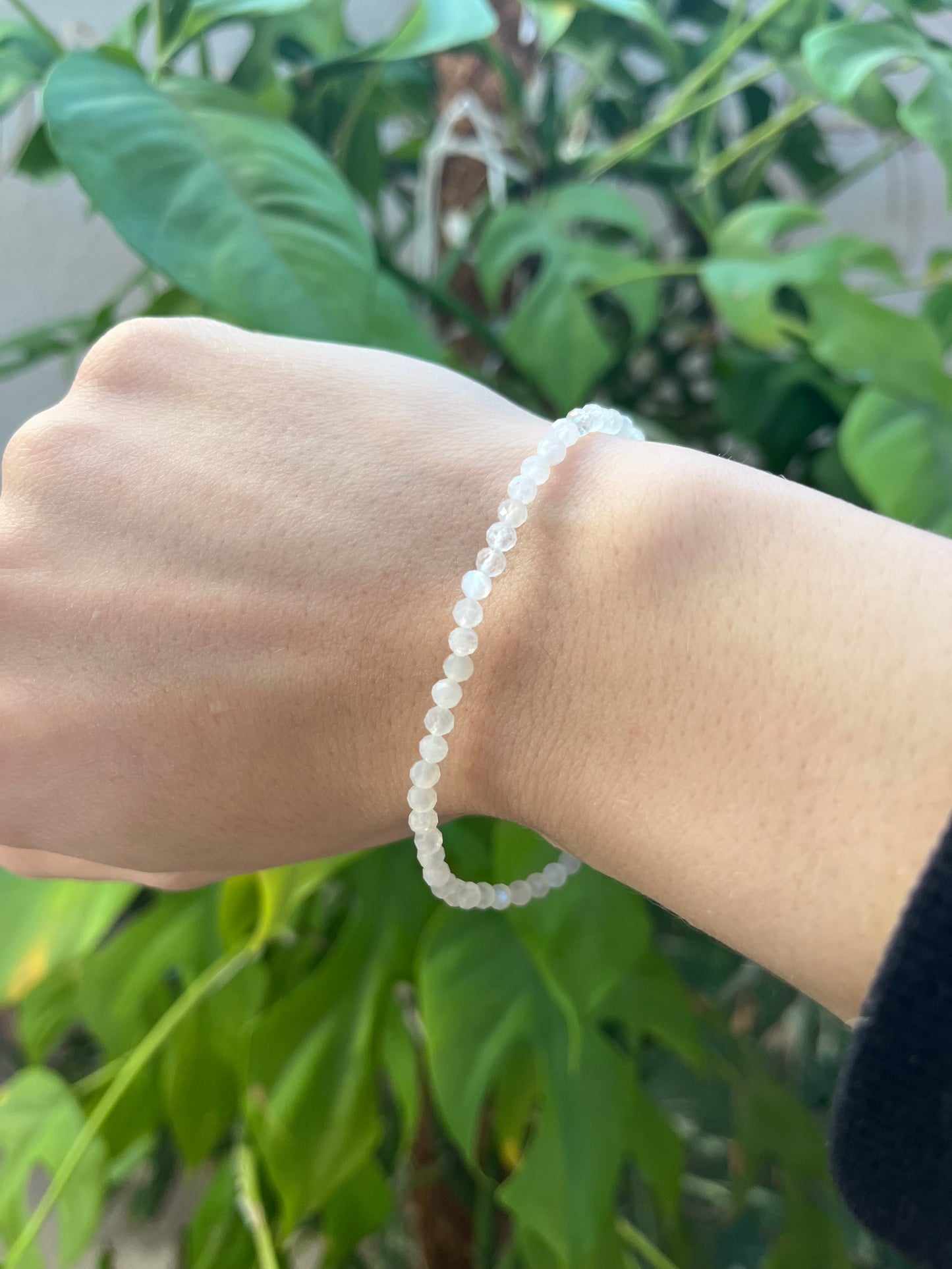 Weißer Labradorit Armband facettiert 3 mm – Leichtigkeit & Klarheit