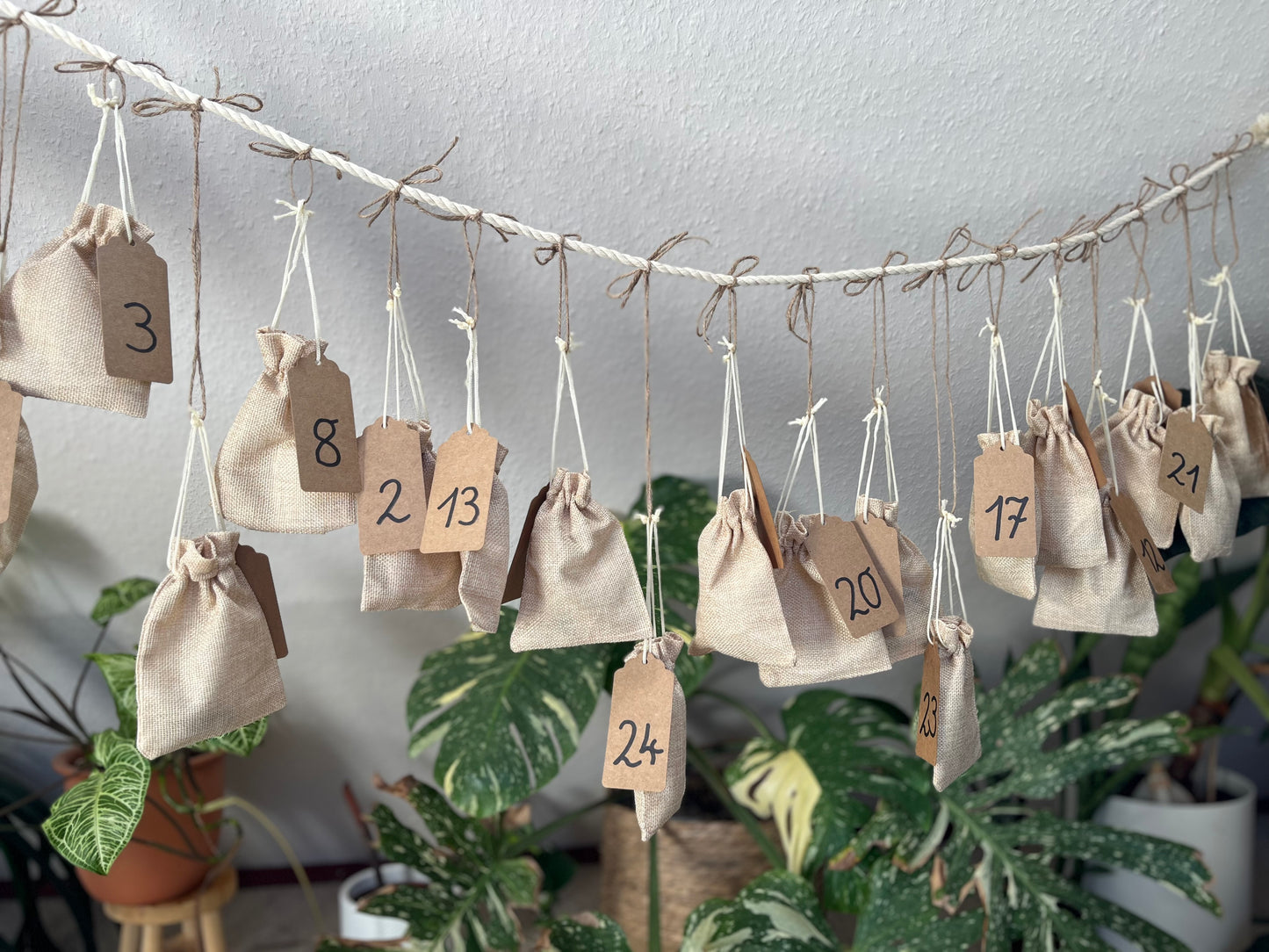 Edelstein Adventskalender – 24 Jutesäckchen mit Kristallen, Schmuck & Überraschungen
