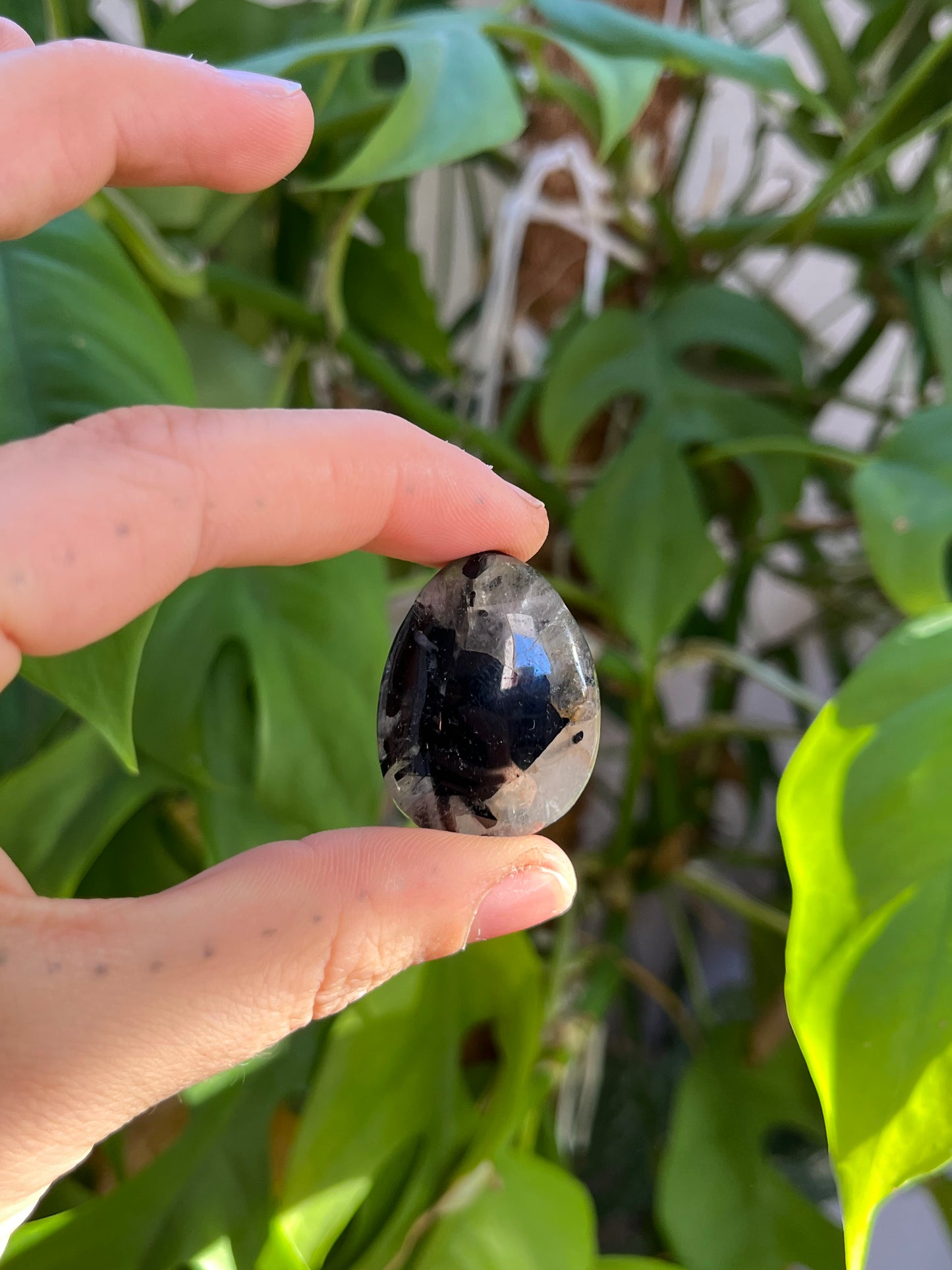 Turmalin in Quarz Trommelstein gebohrt – Schutz & Klarheit