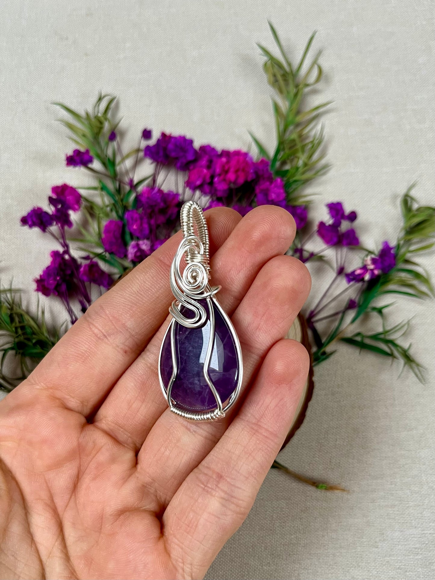 Handgemachter Amethyst Anhänger – in 925er Silberdraht gefasst, Unikat
