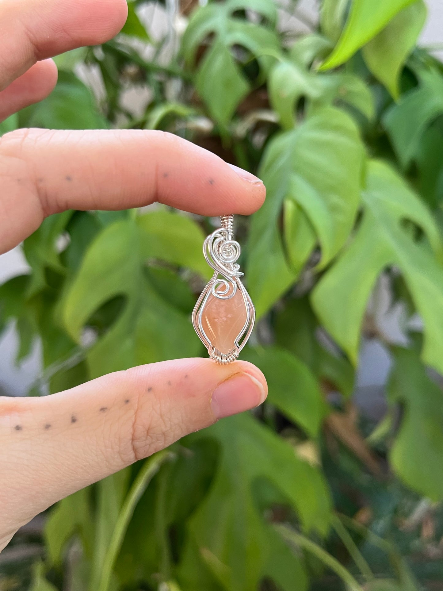 Kleiner Pfirsich-Mondstein Anhänger – handgemachtes Unikat in 925er Silberdraht