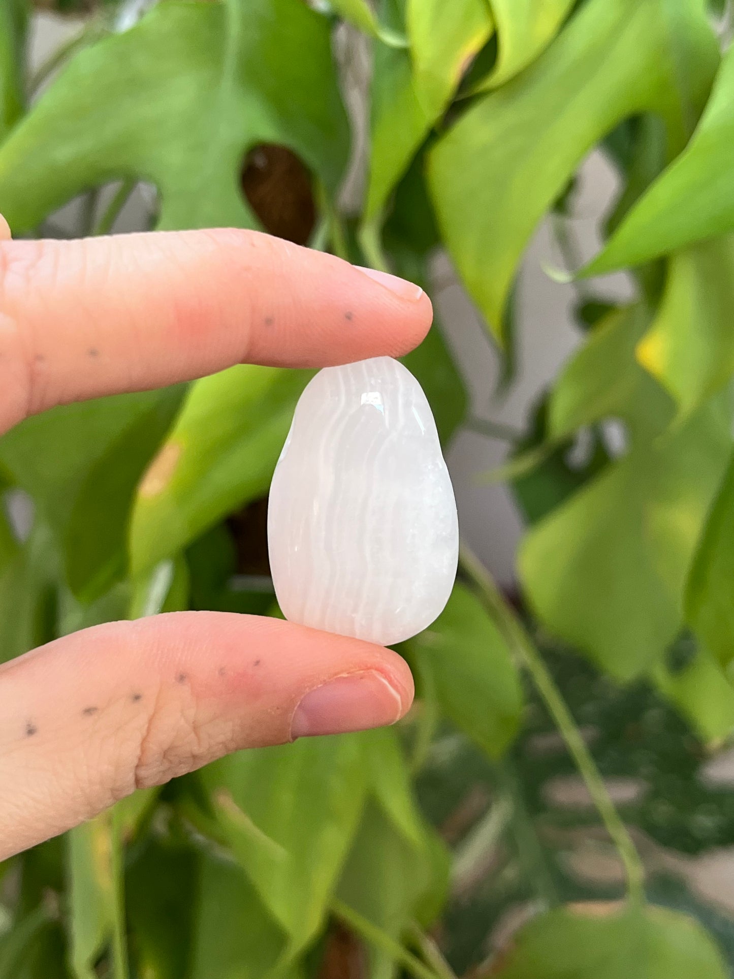 Pink Calcit gebohrter Trommelstein – Edelstein Anhänger für Selbstliebe & Herzchakra