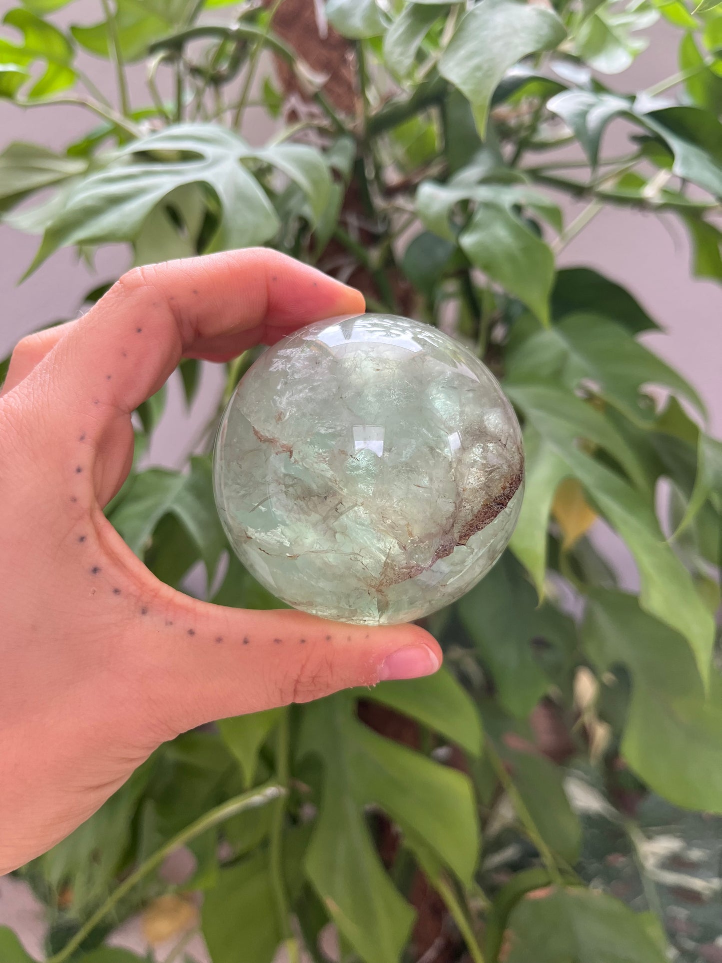 Grüne Fluorit Kugel 6,5 cm – Kristall für Klarheit & Harmonie