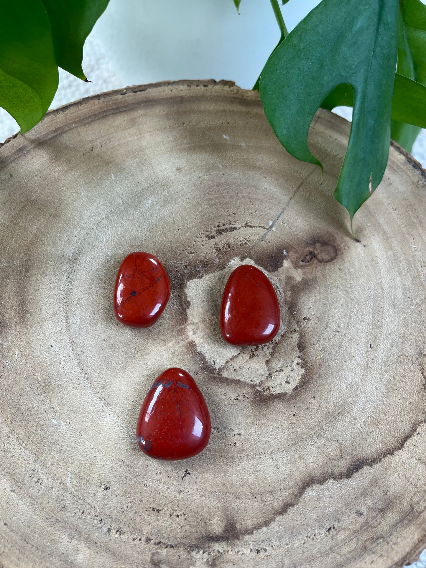 Roter Jaspis Trommelstein gebohrt