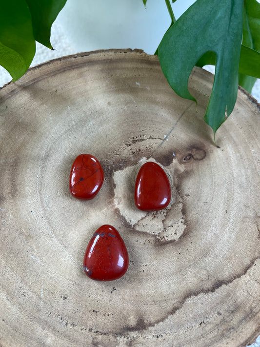 Roter Jaspis Trommelstein gebohrt