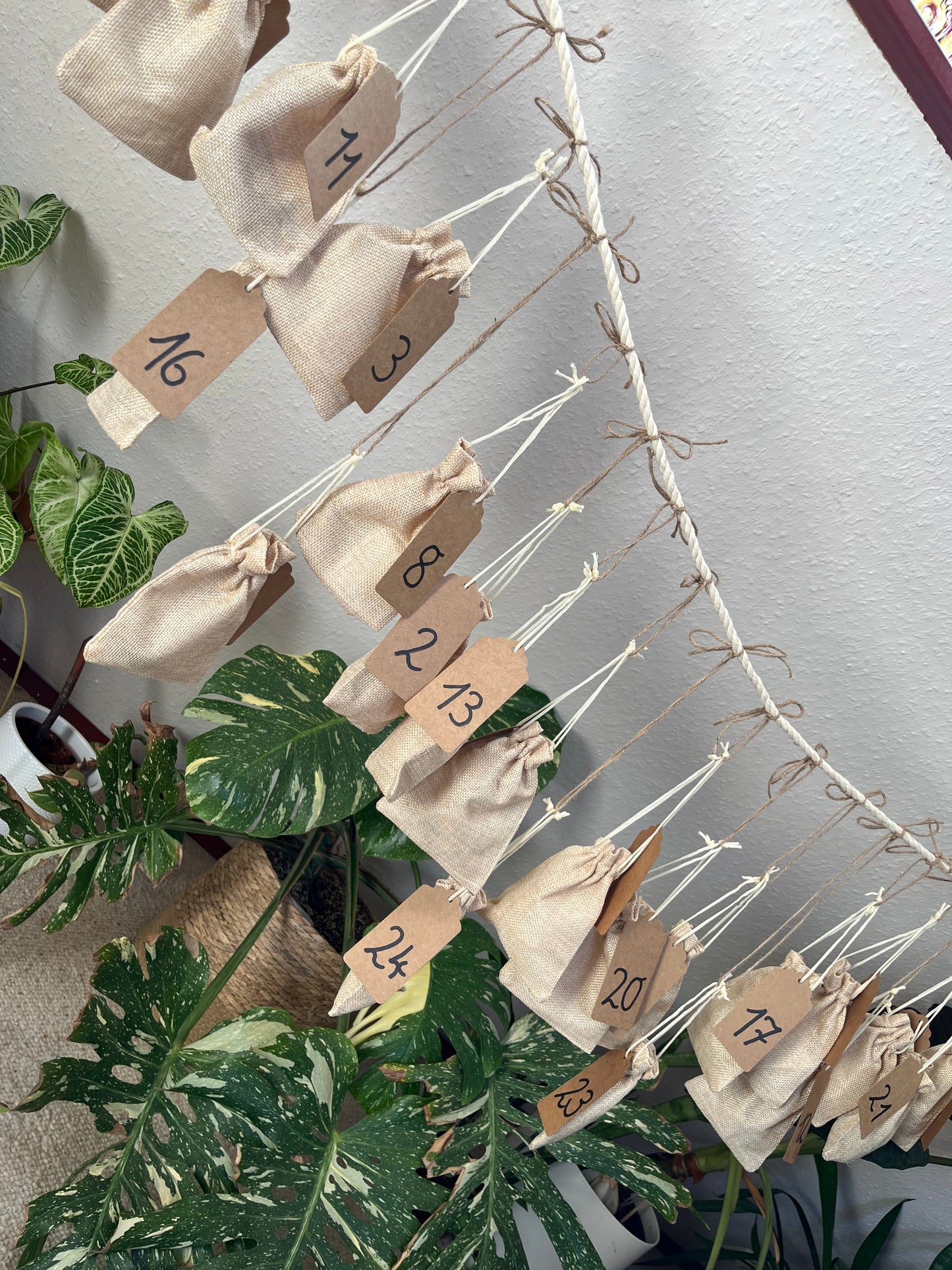Edelstein Adventskalender – 24 Jutesäckchen mit Kristallen, Schmuck & Überraschungen