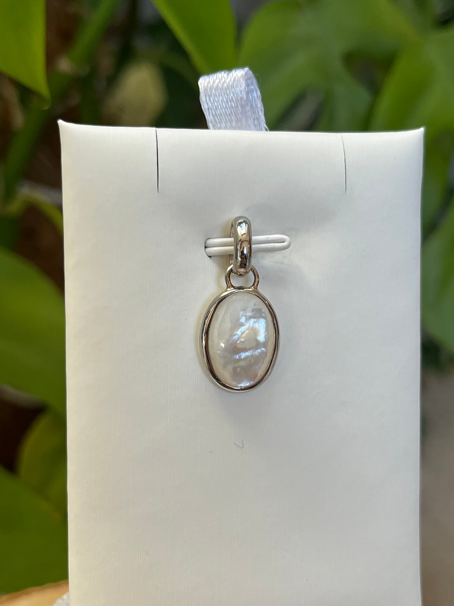 Perlmutt Anhänger oval – Eleganz & Sanftheit | 925 Sterling Silber gefasst