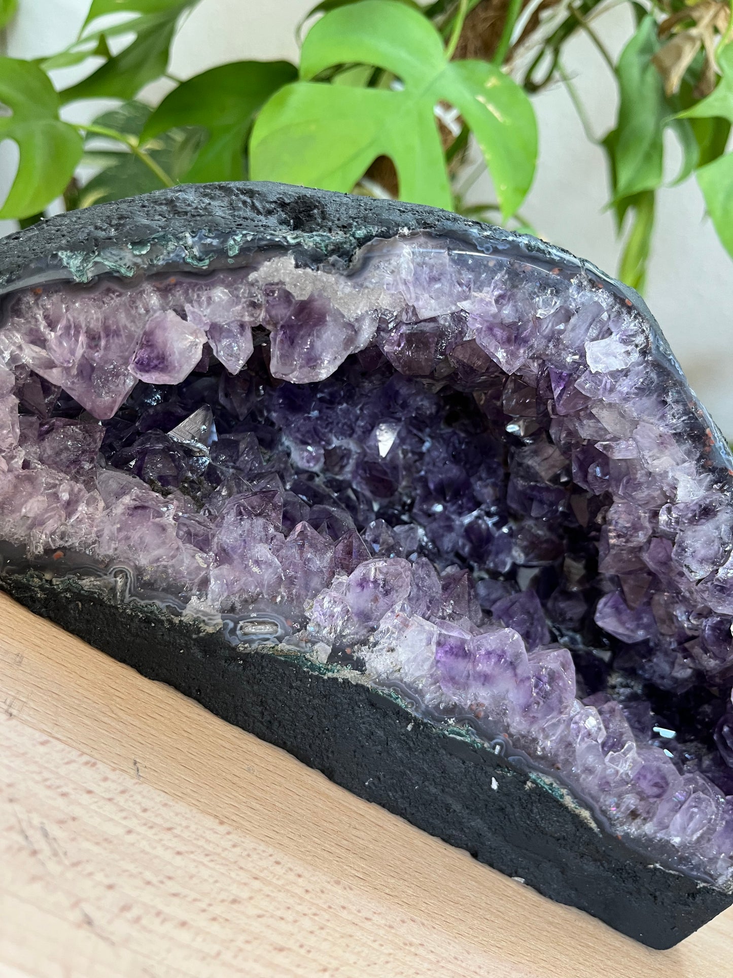 Amethyst Geode XL 4,2 kg – Dunkelviolette Kristallhöhle mit natürlichem Funkeln