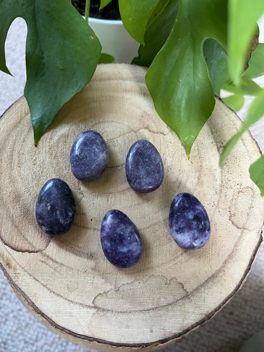 Lepidolith Trommelstein gebohrt