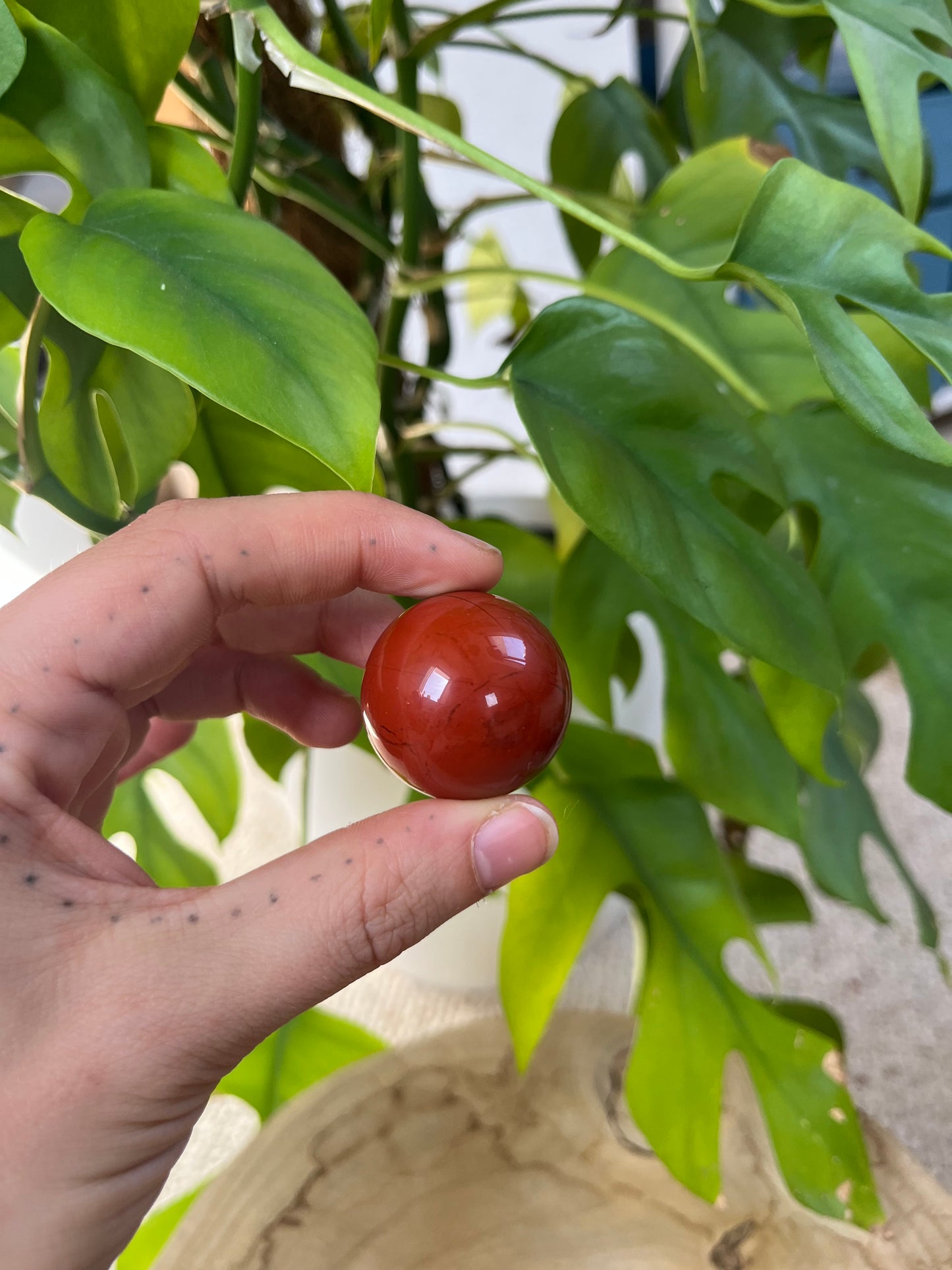 Roter Jaspis - kleine Edelsteinkugel