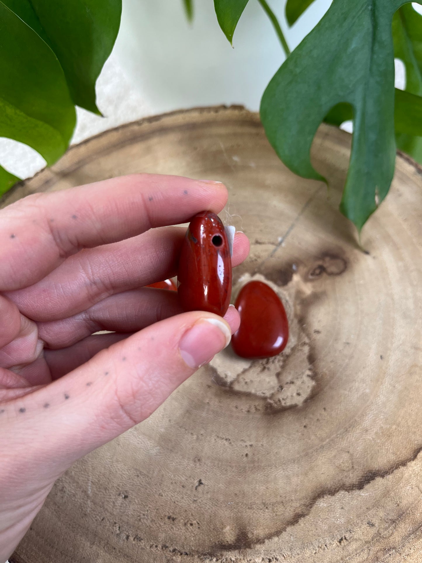 Roter Jaspis Trommelstein gebohrt