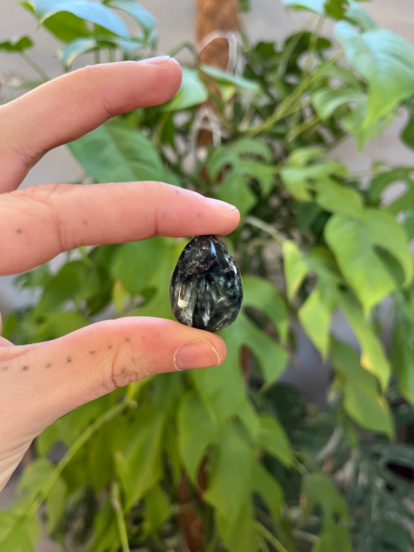 Seraphinit Trommelstein gebohrt – Harmonie & Achtsamkeit