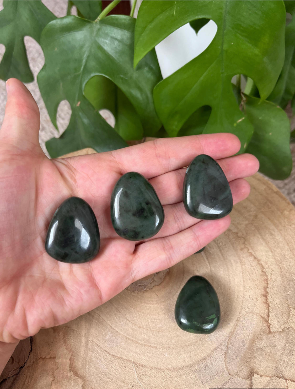 Nephrit Jade Trommlestein gebohrt