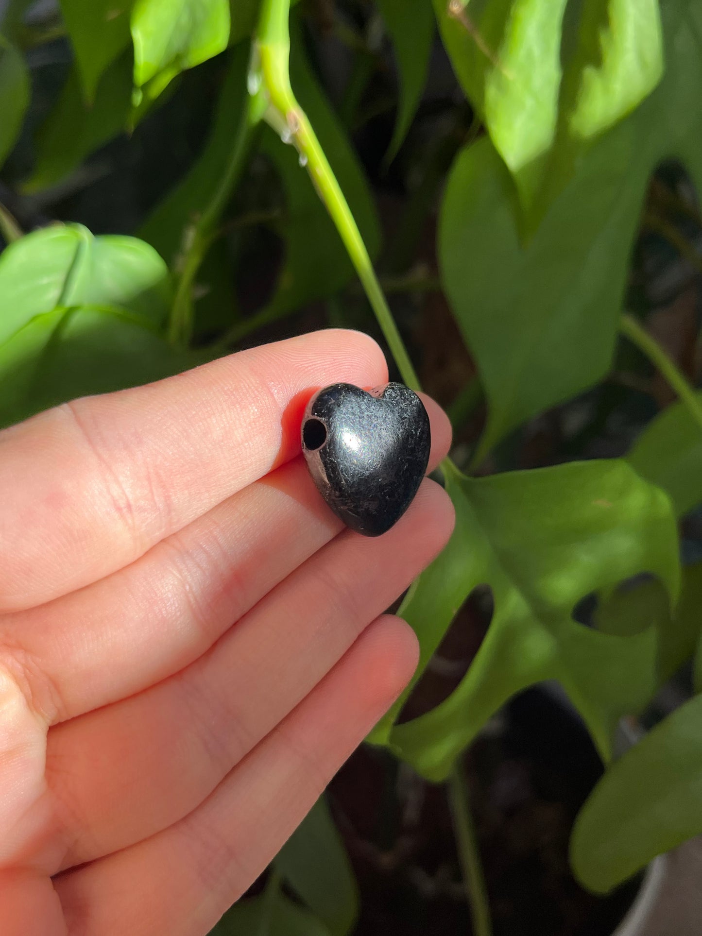 Schwarzer Turmalin Herz gebohrt – Schutz & Erdung