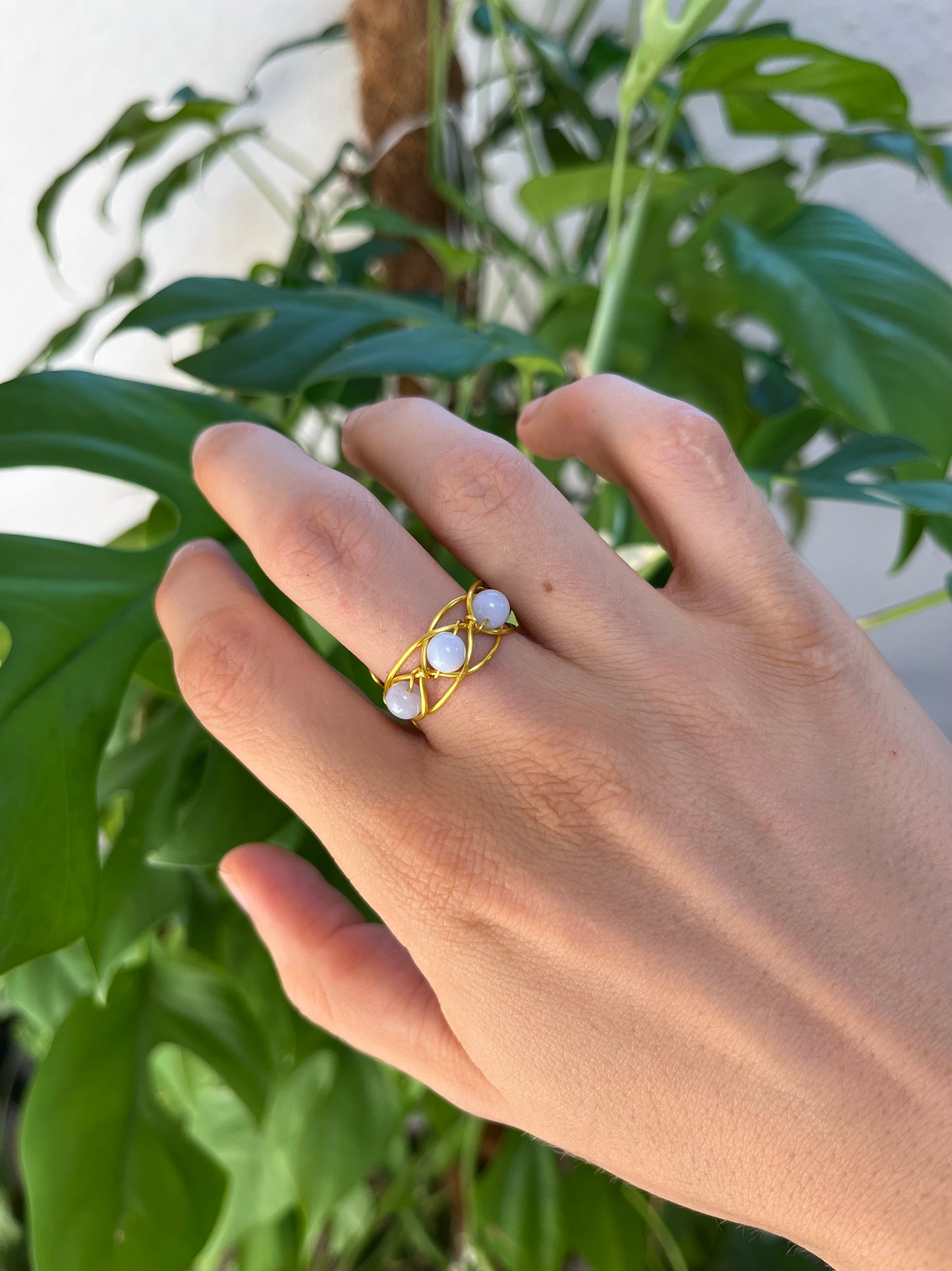 Halschakra Ring – Blauer Chalcedon in 925 Silber oder goldfarbenem Draht