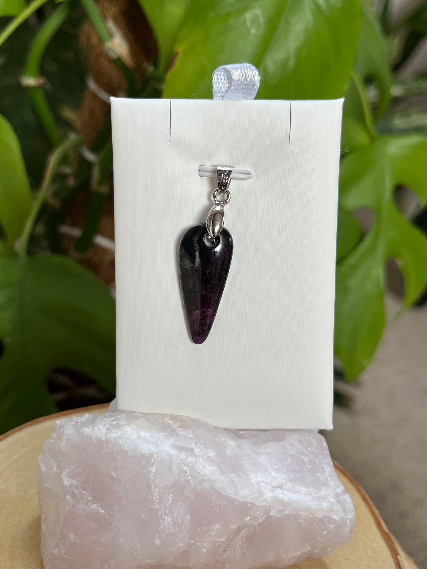 Sugilith Anhänger mit silberner Öse – ausdrucksstarker Naturstein