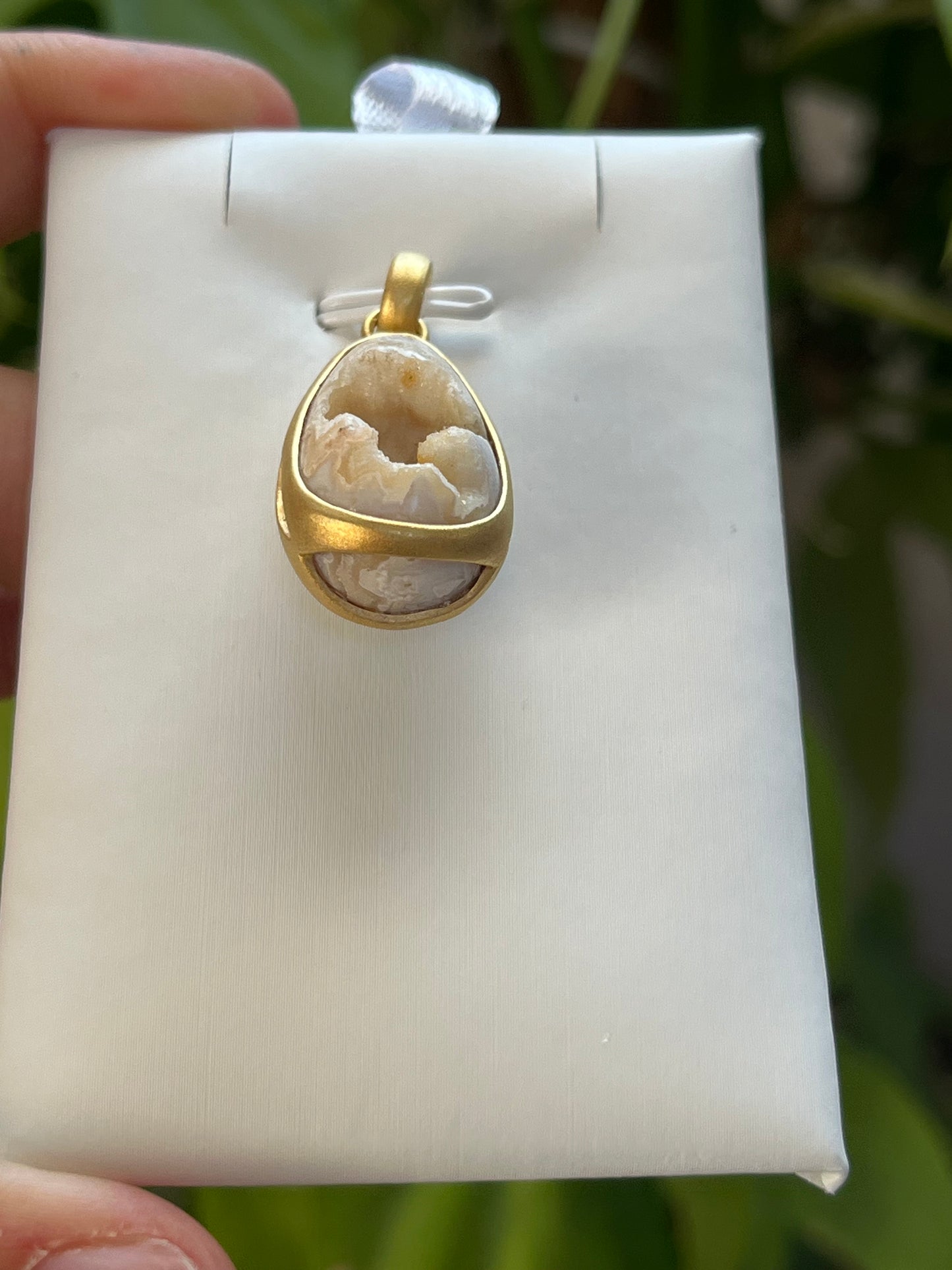 Achat Anhänger mit Kristallkammer 925 Silber vergoldet mattiert – Edelstein Unikat