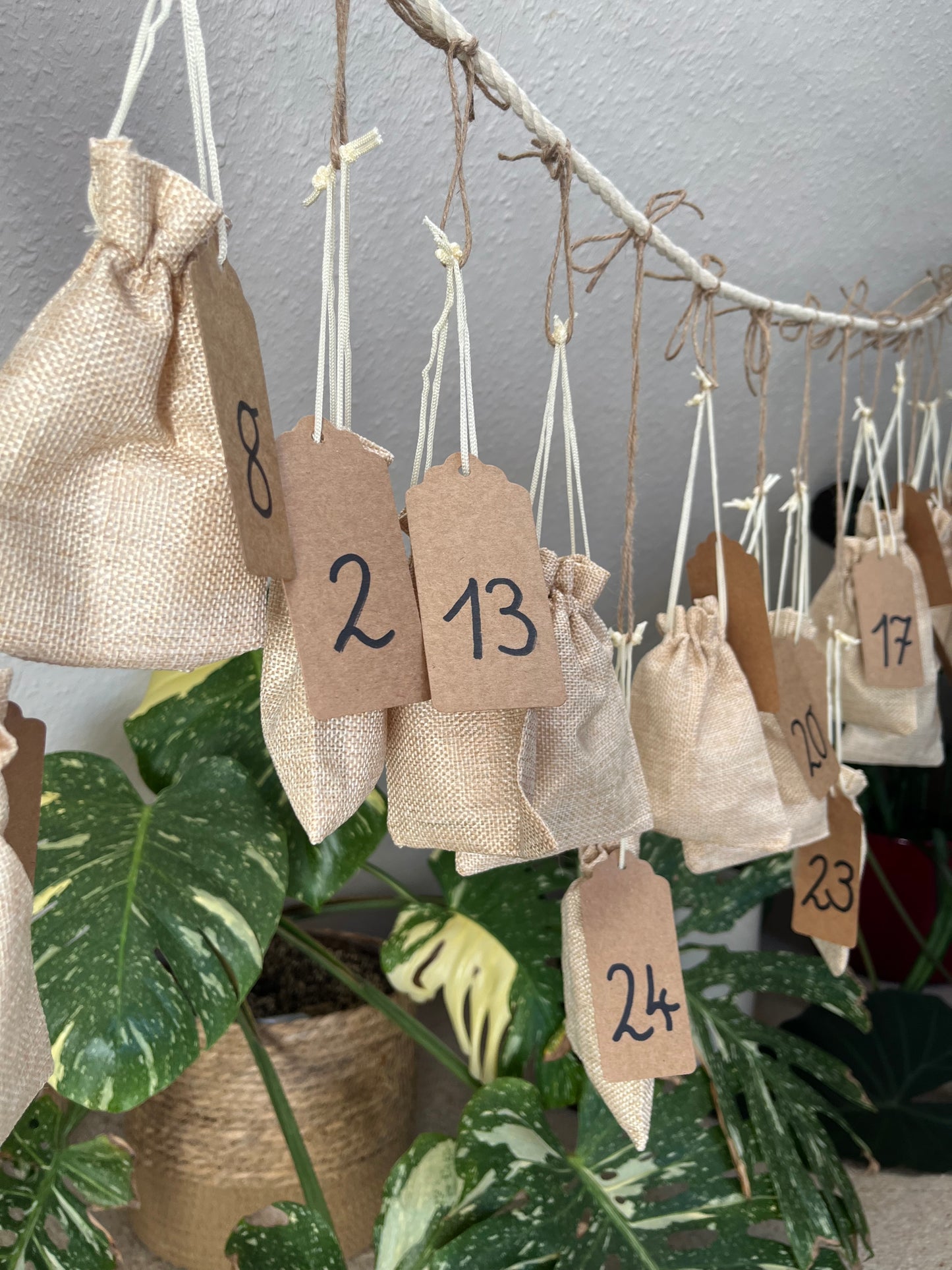 Edelstein Adventskalender – 24 Jutesäckchen mit Kristallen, Schmuck & Überraschungen