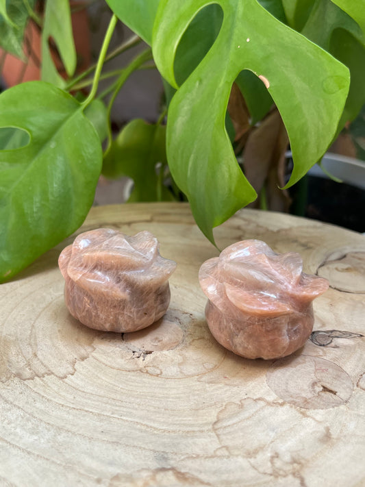 Mondstein Blumen Gravur – Intuition, Harmonie & weibliche Energie