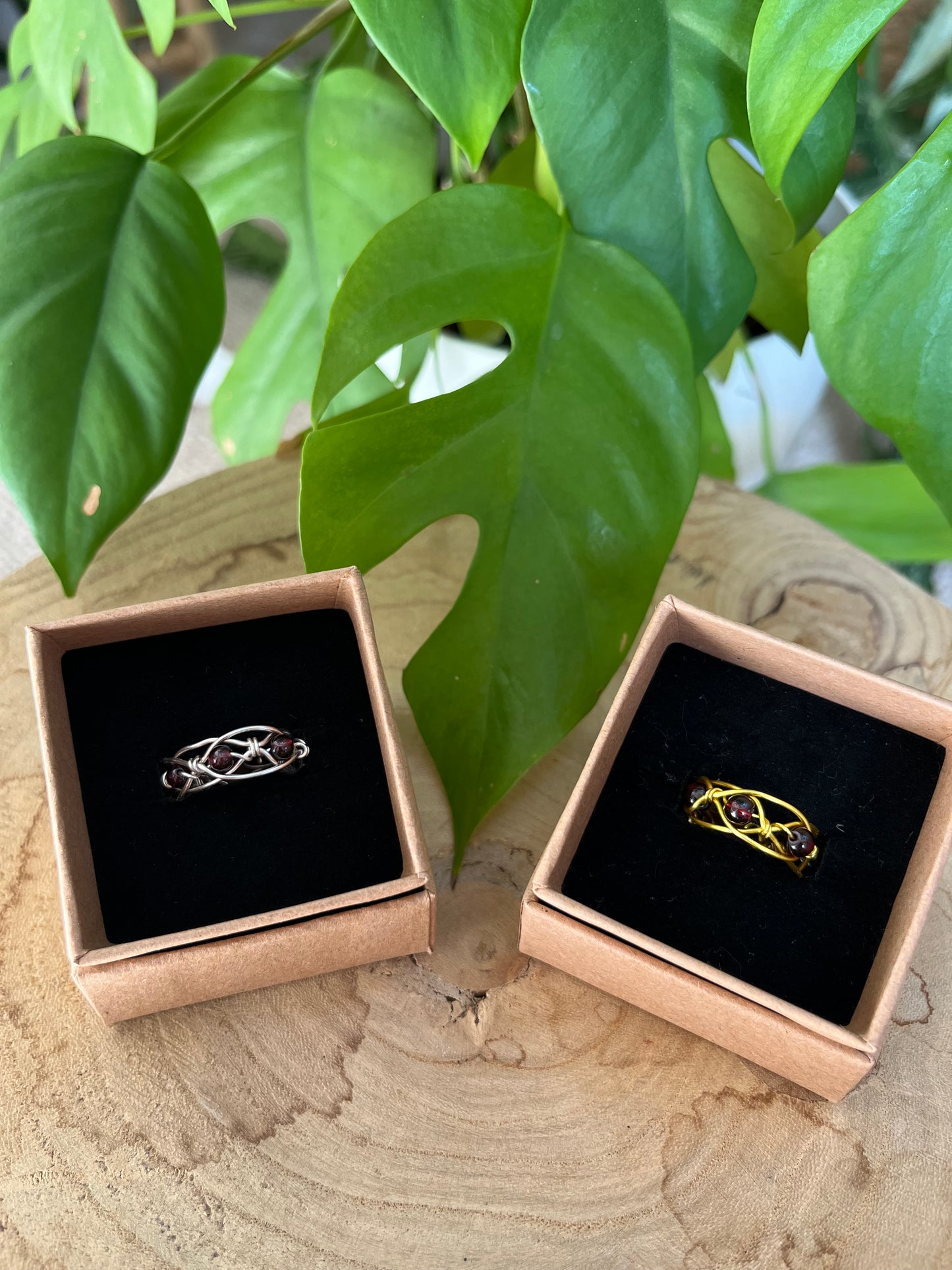 Wurzelchakra Ring – Granat in 925 Silber oder goldfarbenem Draht