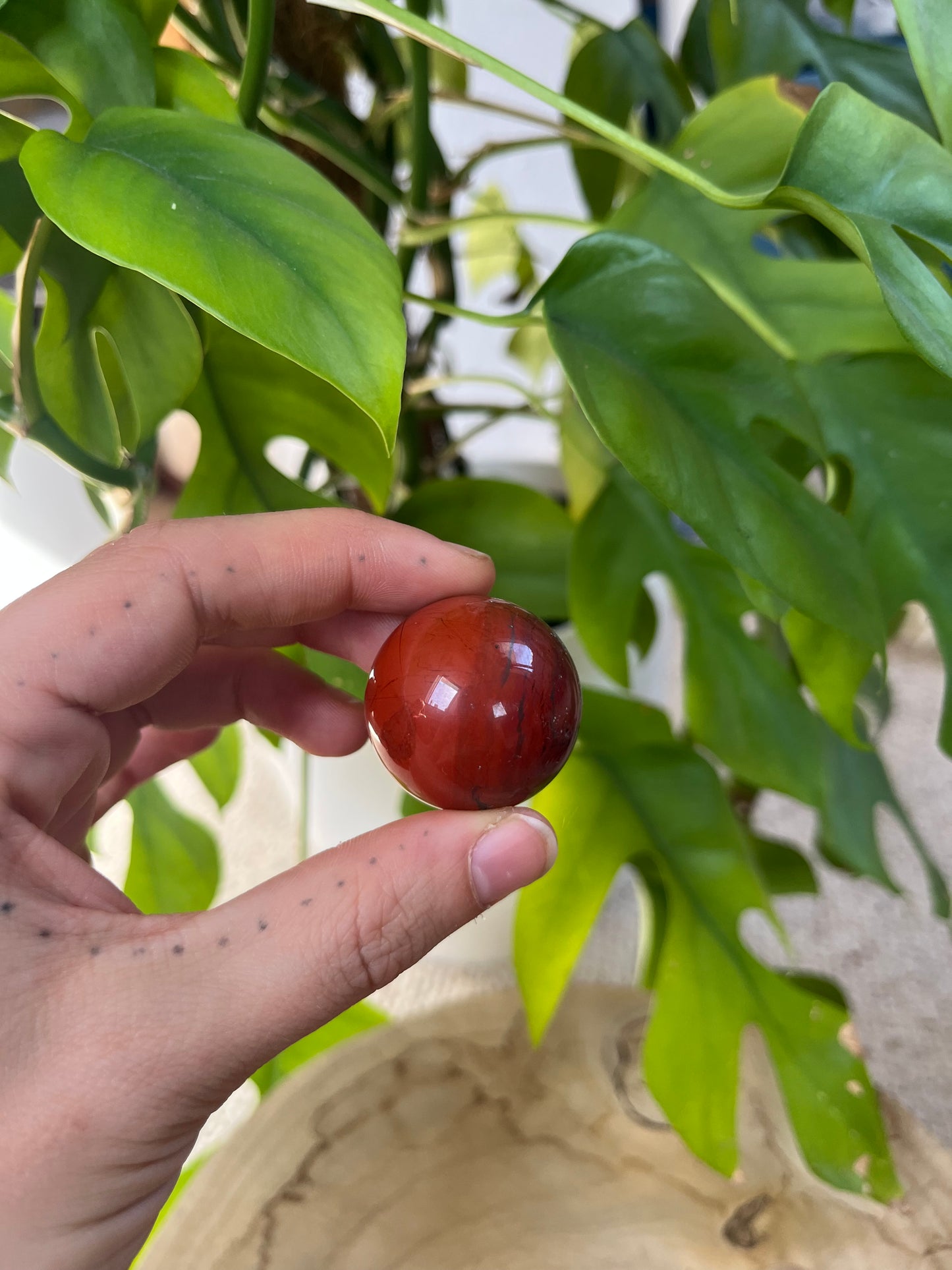 Roter Jaspis - kleine Edelsteinkugel