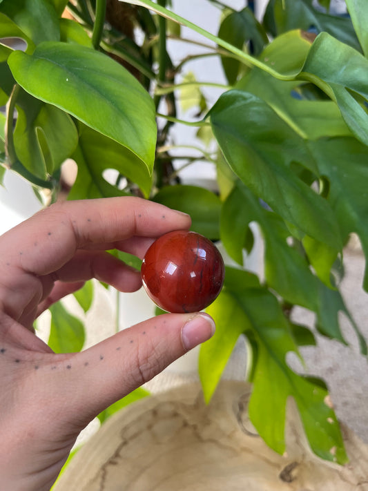 Roter Jaspis - kleine Edelsteinkugel