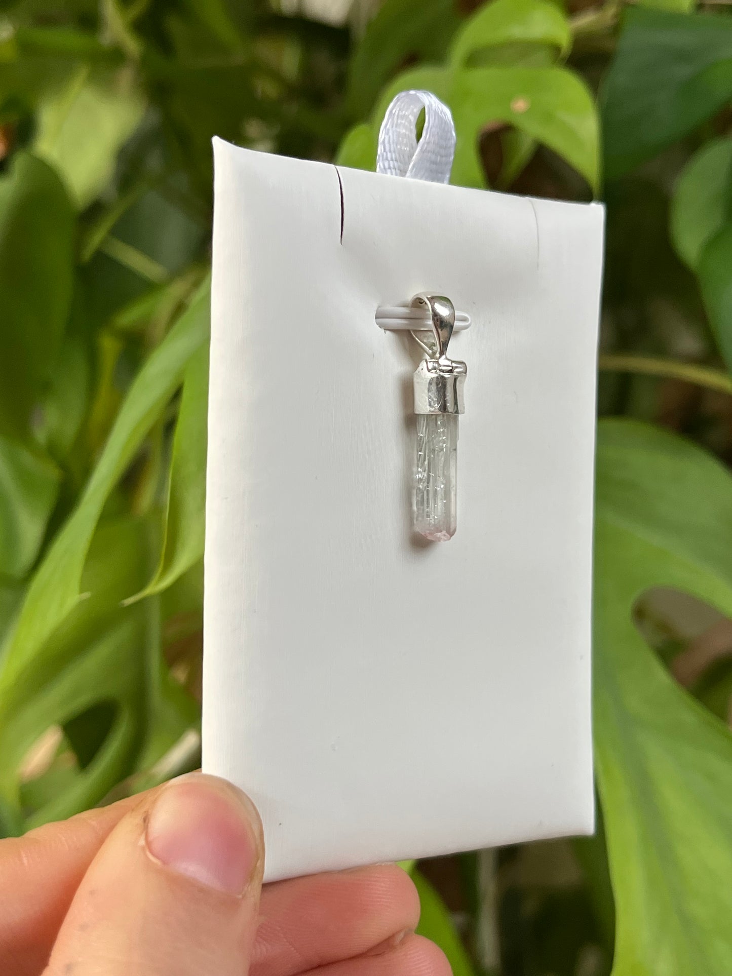 Weiß-rosa Turmalin Anhänger roh silber galvanisiert – Liebe & Harmonie