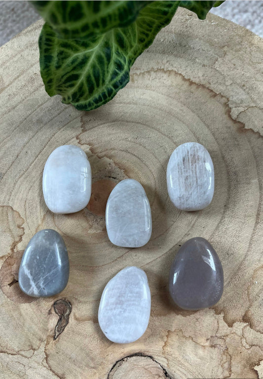 Mondstein Trommelstein gebohrt