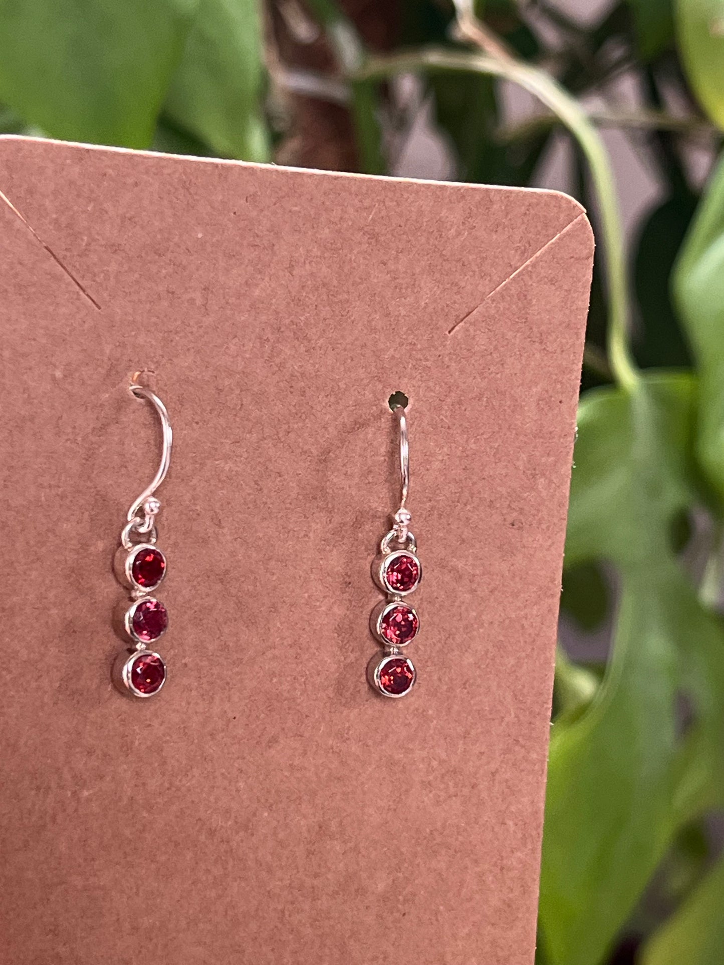 Granat Ohrringe facettiert 925 Silber platinbeschichtet – Tiefroter Edelsteinschmuck