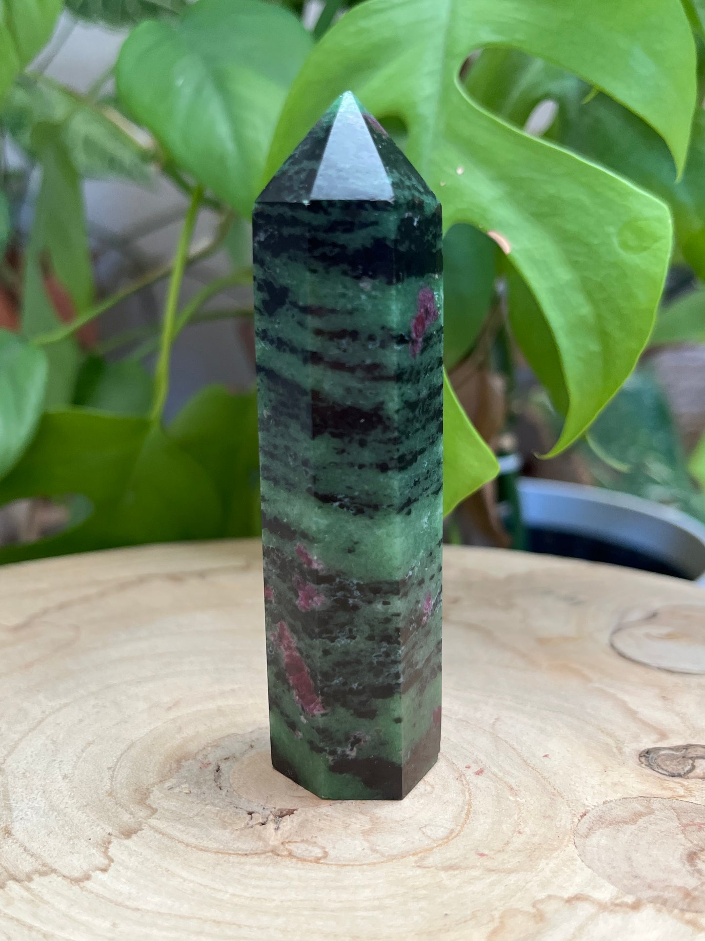 Zoisit mit Rubin Turm – Transformation, Motivation & Herzenergie