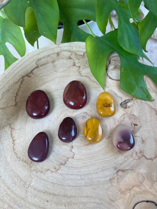 Mookait Trommelstein gebohrt