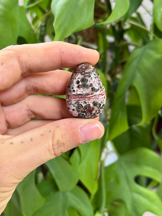 Leoparden Jaspis Trommelstein gebohrt mit Baumwollband – Edelstein Anhänger für Schutz & Gelassenheit