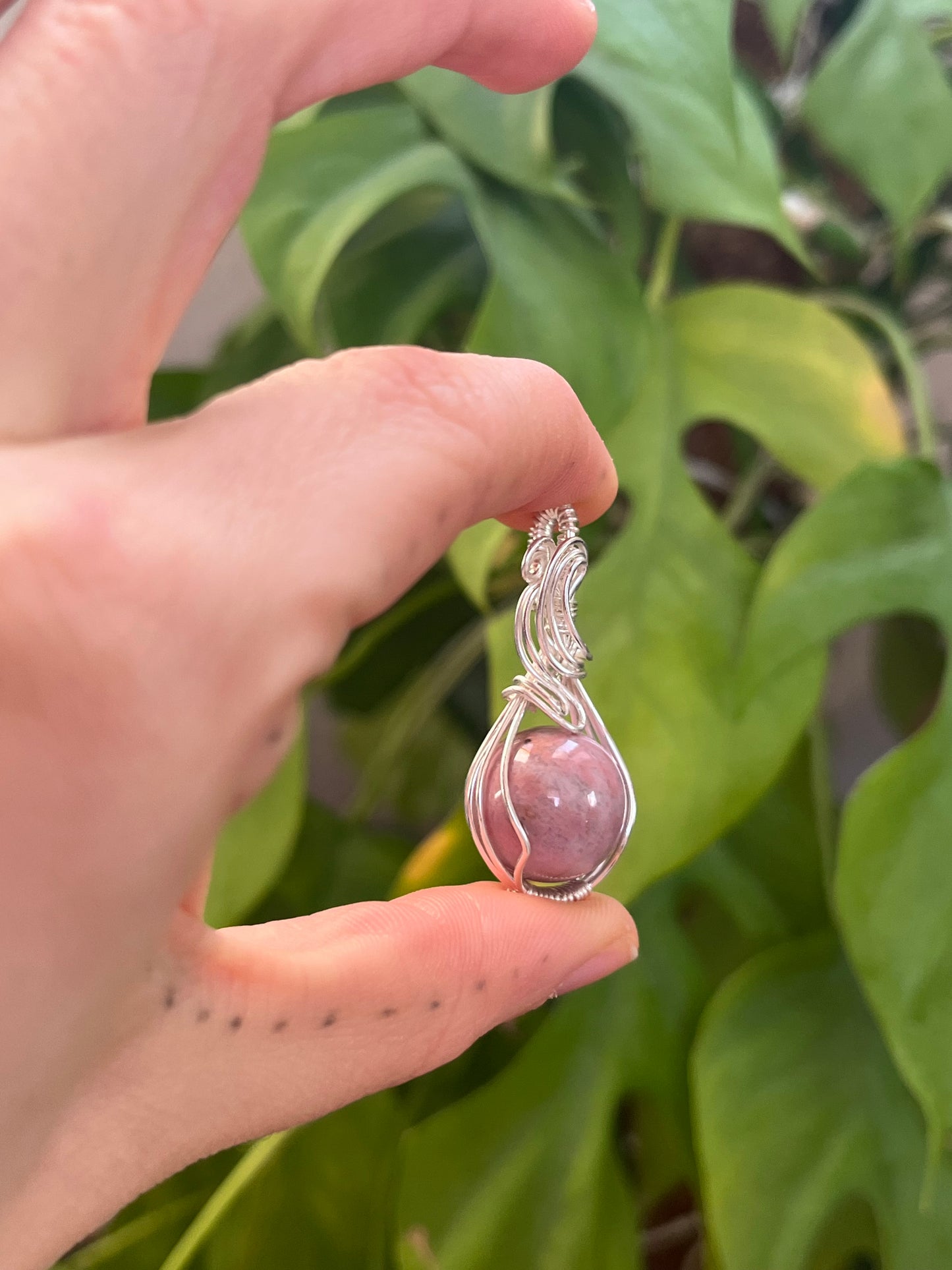 Rhodonit Kugel Kettenanhänger – handgefasst | 925 Sterling Silber Draht