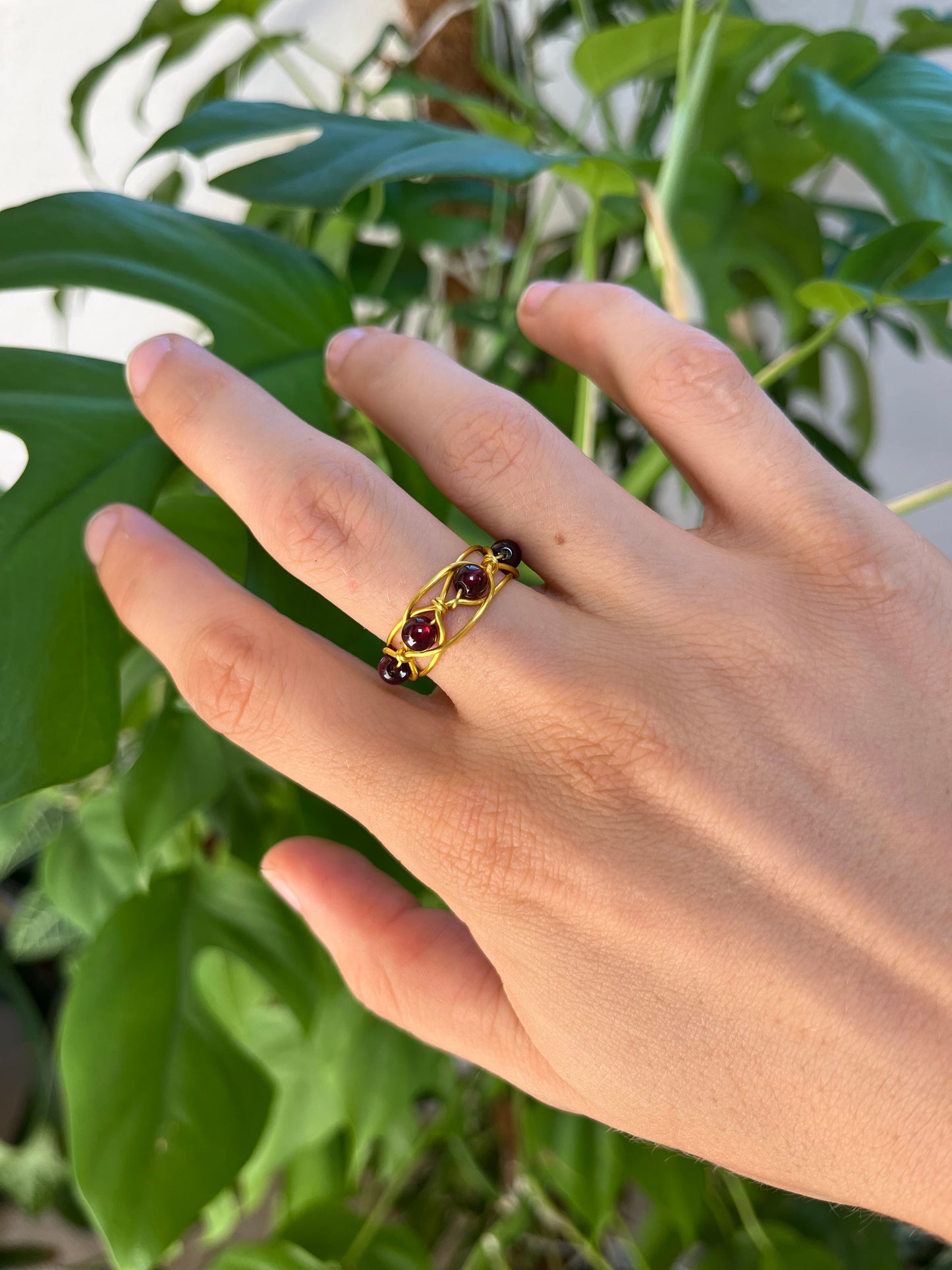 Wurzelchakra Ring – Granat in 925 Silber oder goldfarbenem Draht