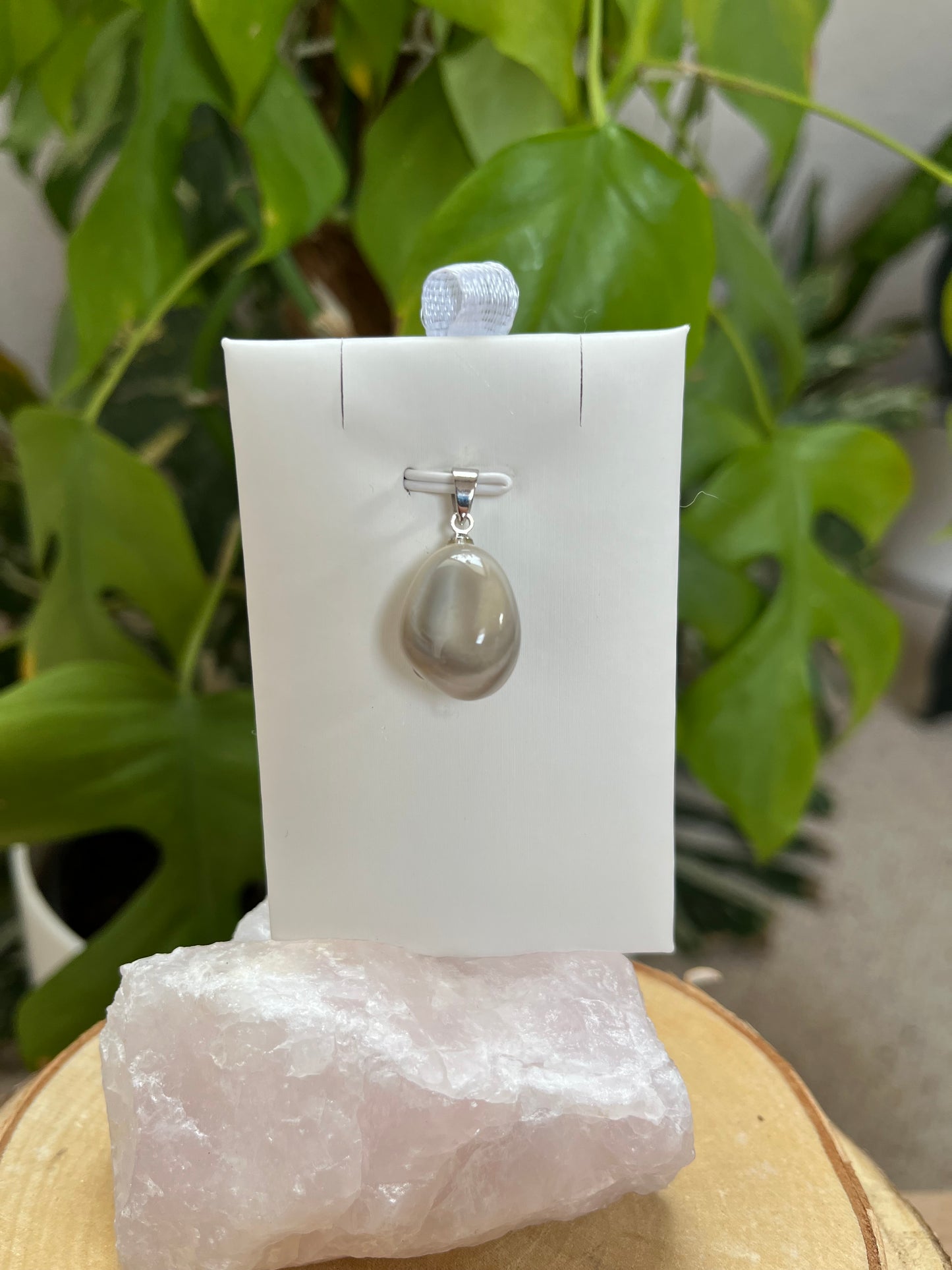 Flint Anhänger mit Stiftöse – Grauer Naturstein mit markanter Struktur