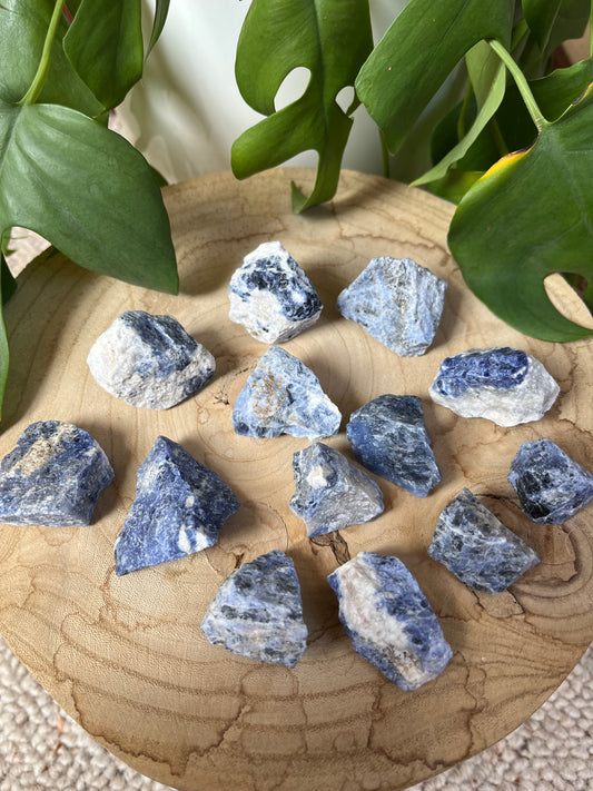 Sodalith Rohsteine – naturbelassene Edelsteine für Klarheit & Ruhe