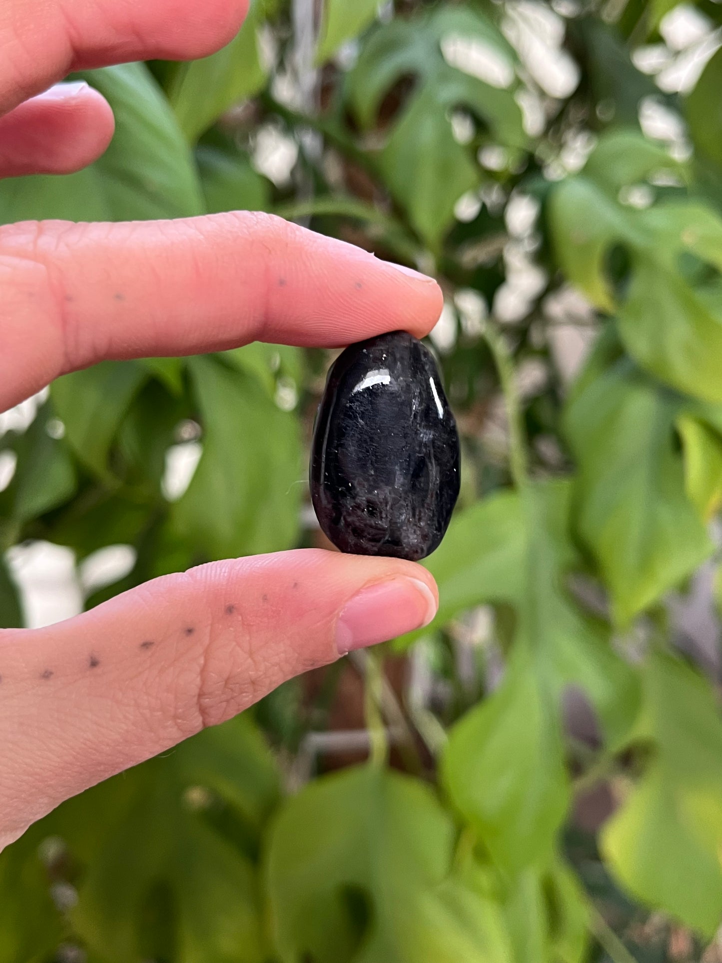 Astrophyllit Trommelstein gebohrt – Ausdruck & Tiefe