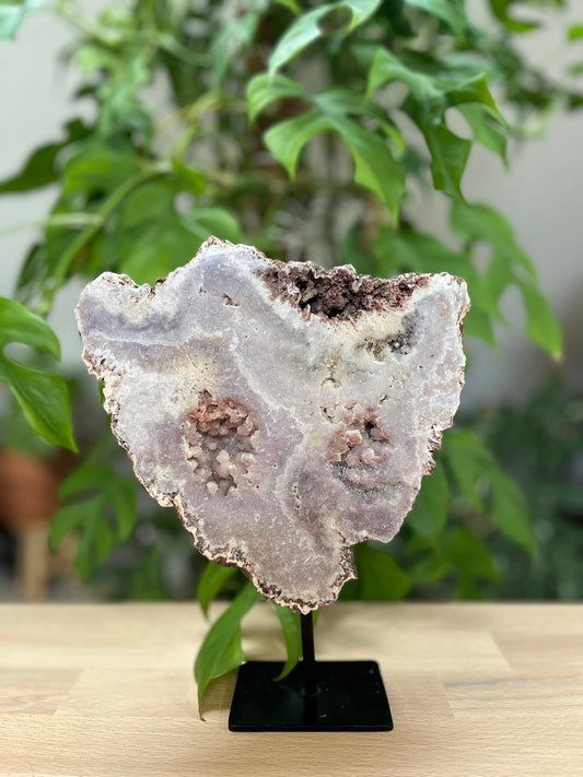 Pink Amethyst auf Ständer 1,6 kg – handverlesenes Statement Piece & Unikat
